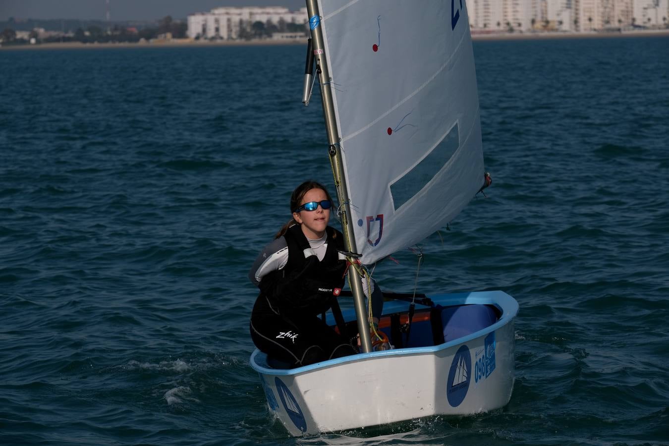 La falta de viento trunca el inicio de la VI Regata Ciudad de El Puerto