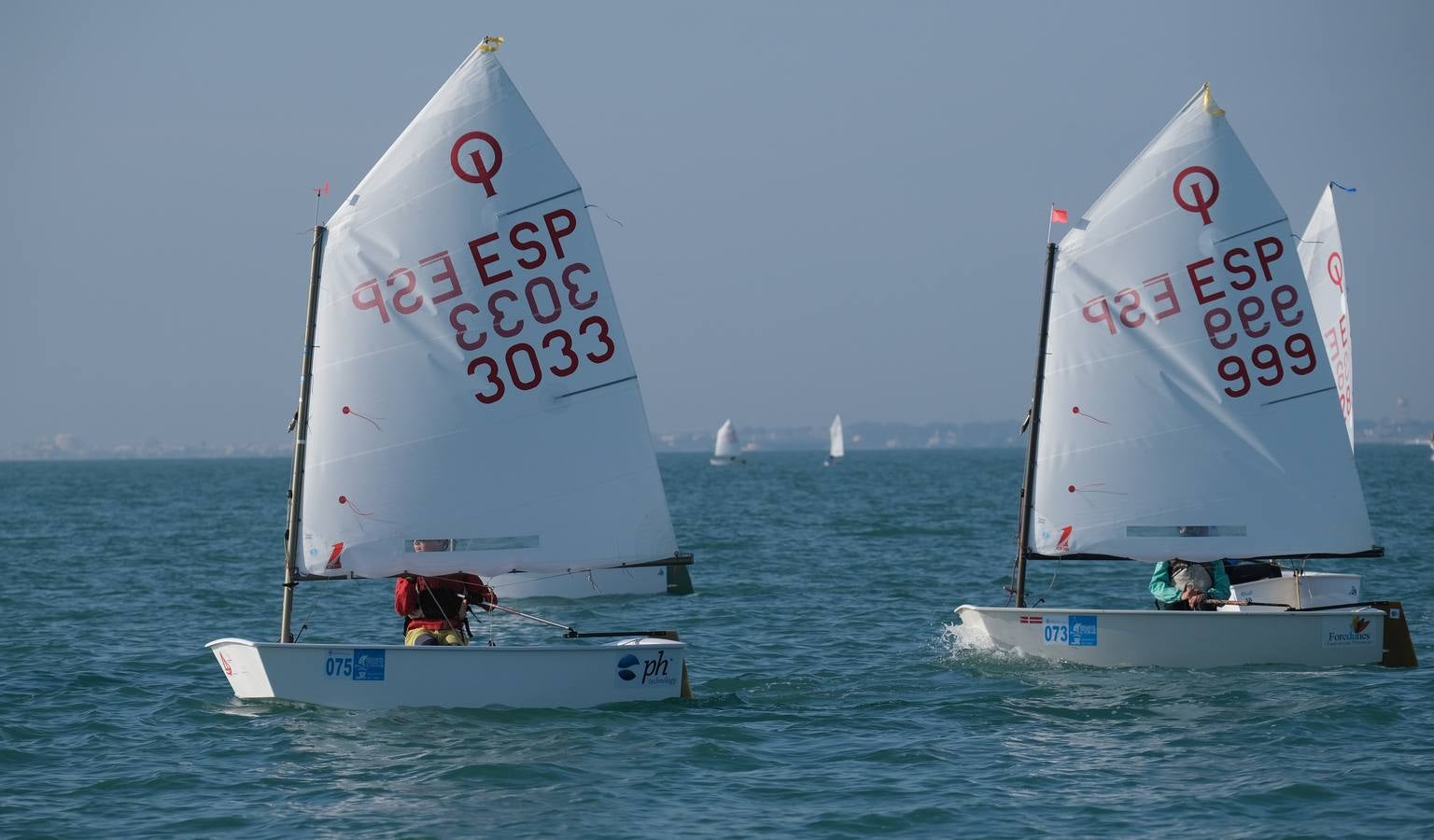 La falta de viento trunca el inicio de la VI Regata Ciudad de El Puerto