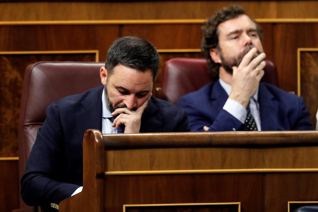 Las imágenes de la primera sesión de investidura. El presidente de Vox, Santiago Abascal, junto al portavoz de su Partido, Iván Espinosa de los Monteros (d), escucha el discurso del candidato a la Presidencia del Gobierno, Pedro Sánchez, hoy sábado en el Congreso de los Diputados durante la primera jornada de la sesión de investidura.