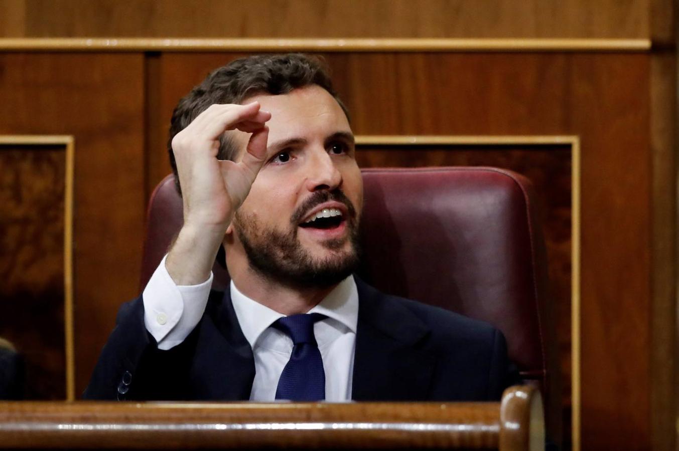 Las imágenes de la primera sesión de investidura. El presidente del PP, Pablo Casado, interpela desde su escaño al candidato a la Presidencia del Gobierno, Pedro Sánchez, hoy sábado en el Congreso de los Diputados durante la primera jornada de la sesión de investidura.