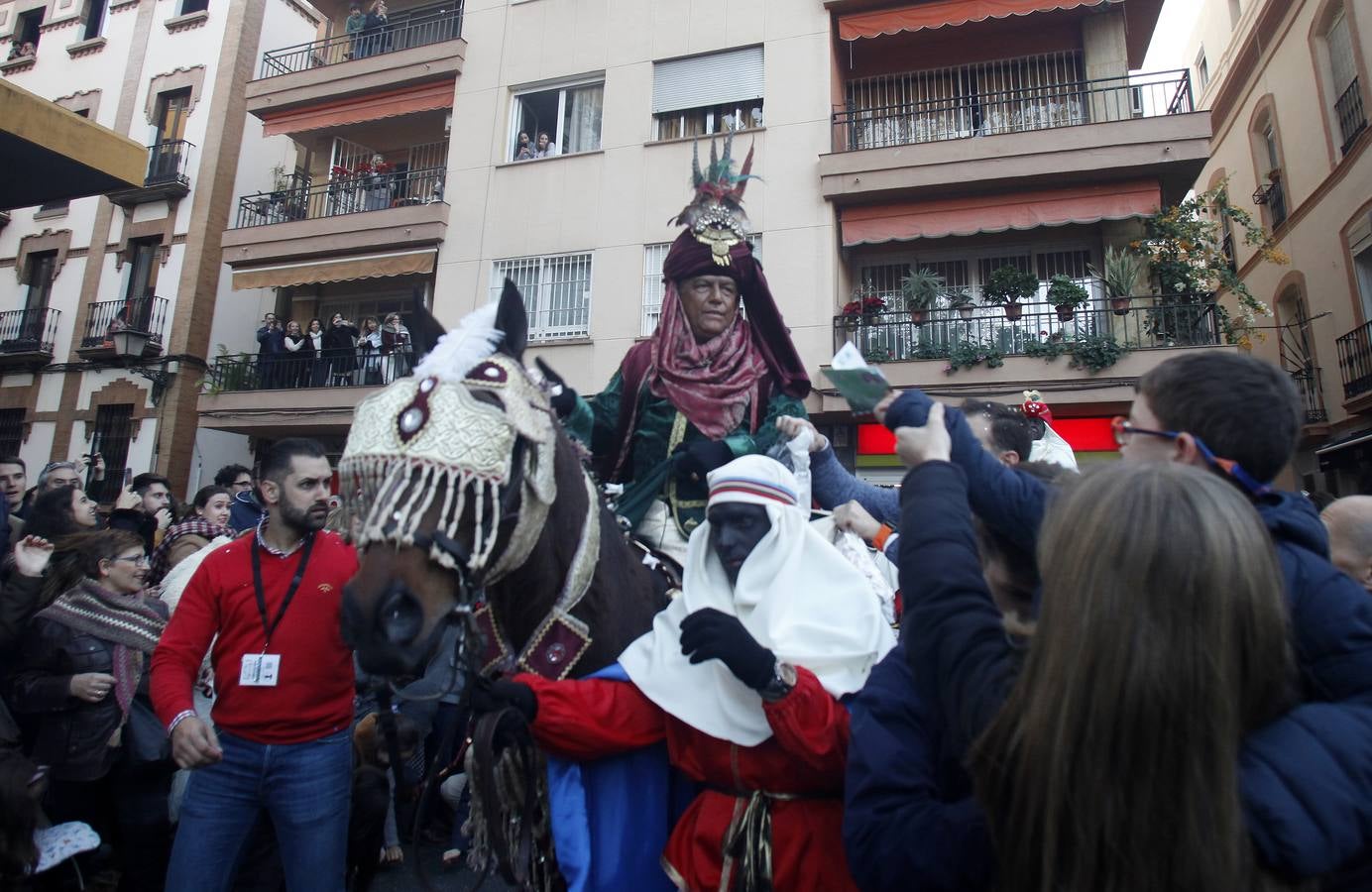 En imágenes, el Heraldo Real recorre las calles de Sevilla