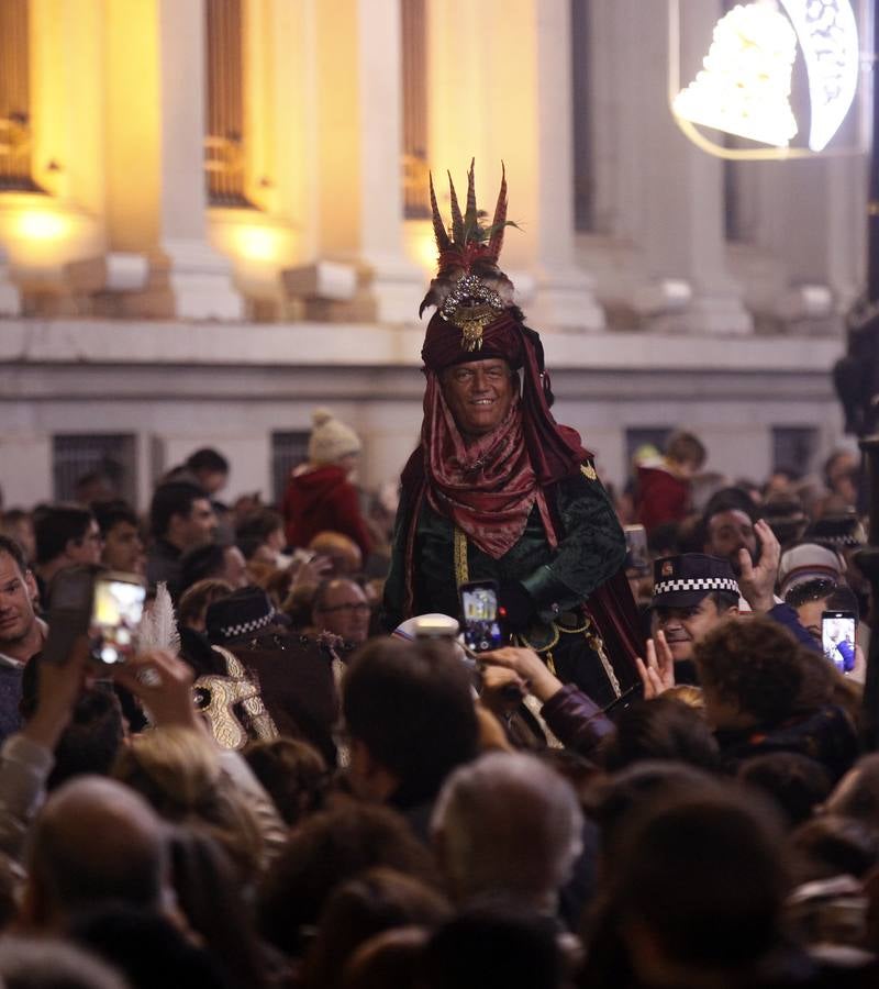 En imágenes, el Heraldo Real recorre las calles de Sevilla