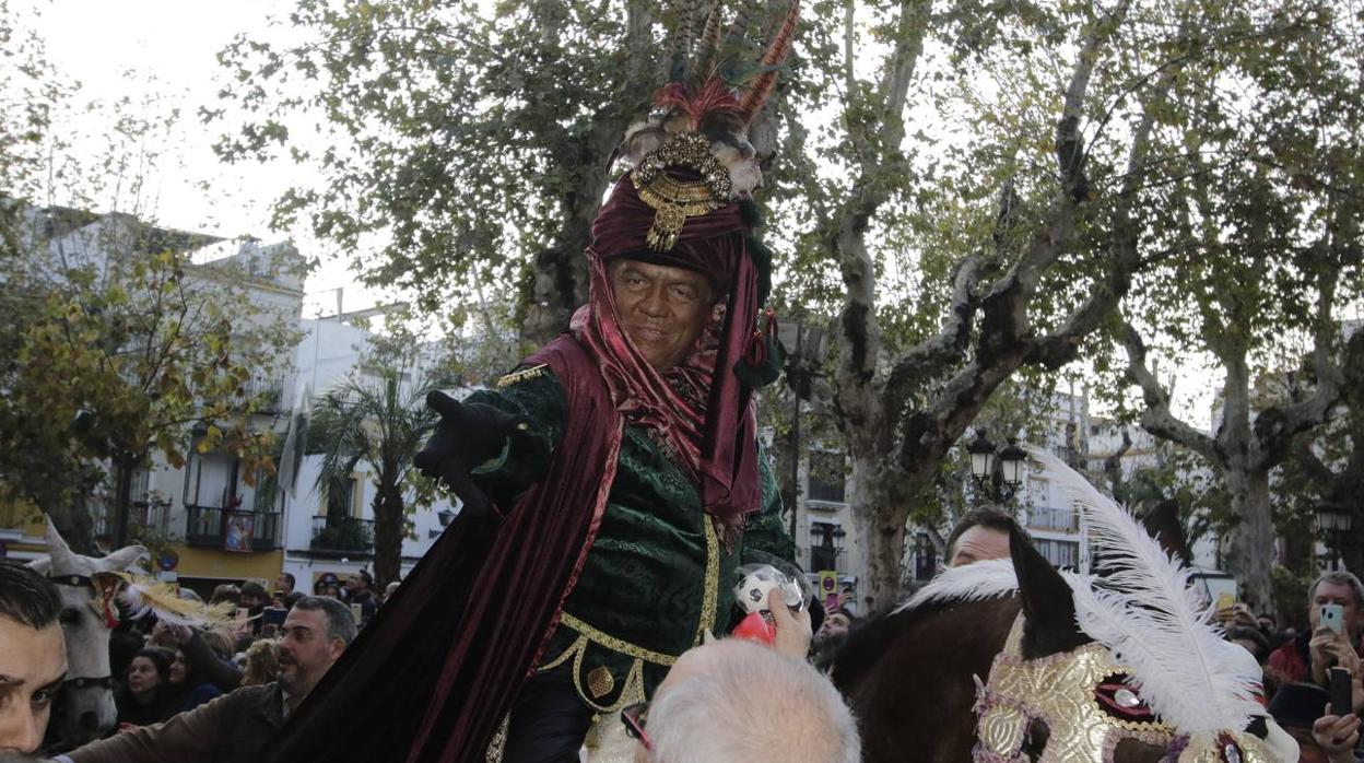 En imágenes, el Heraldo Real recorre las calles de Sevilla