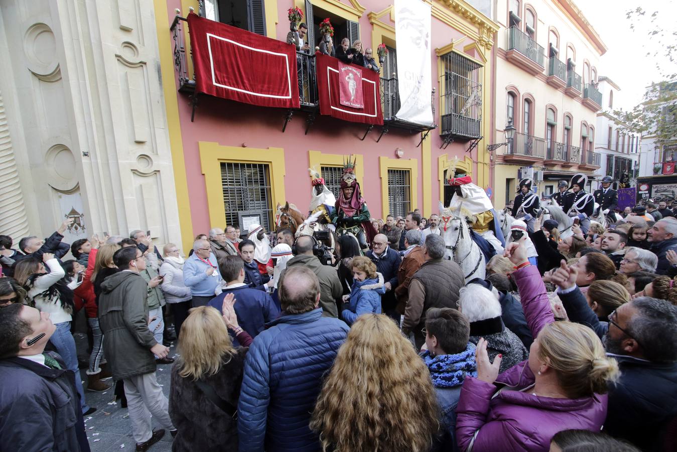 En imágenes, el Heraldo Real recorre las calles de Sevilla