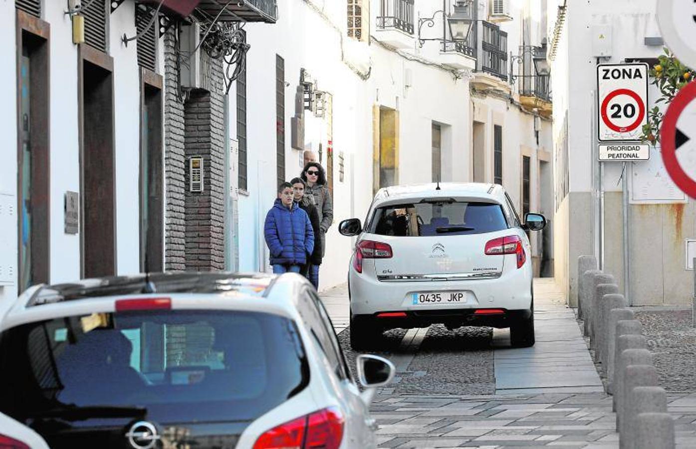 La calle Moriscos de Córdoba, en imágenes