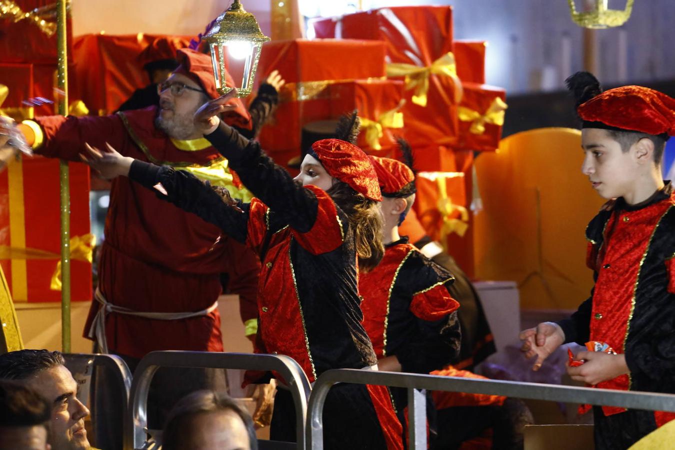 Las mejores imágenes de la Cabalgata de los Reyes Magos en Córdoba