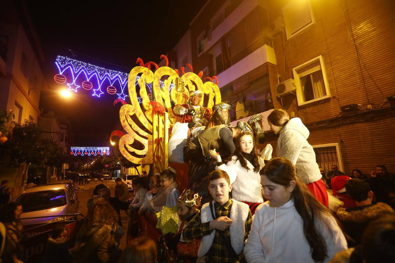 La Cabalgata de los Reyes en Ciudad Jardín de Córdoba, en imágenes