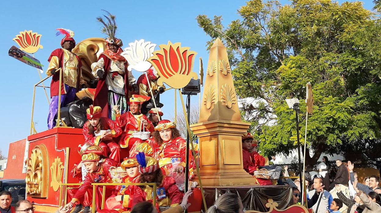 Los Reyes Magos alegran las calles de Mairena del Aljarafe