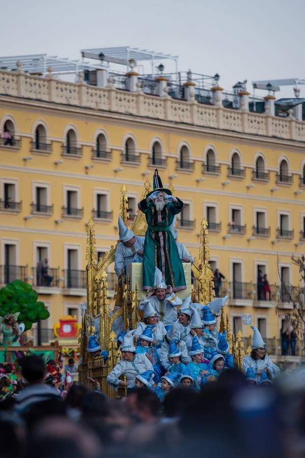 La Cabalgata de Reyes Magos de Sevilla a su paso por la Macarena, en imágenes