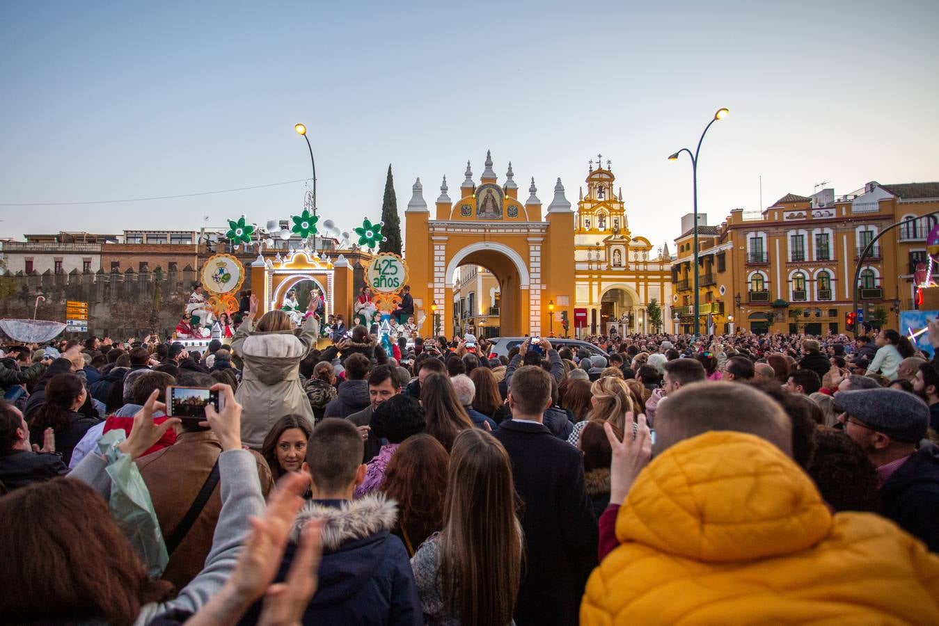 La Cabalgata de Reyes Magos de Sevilla a su paso por la Macarena, en imágenes