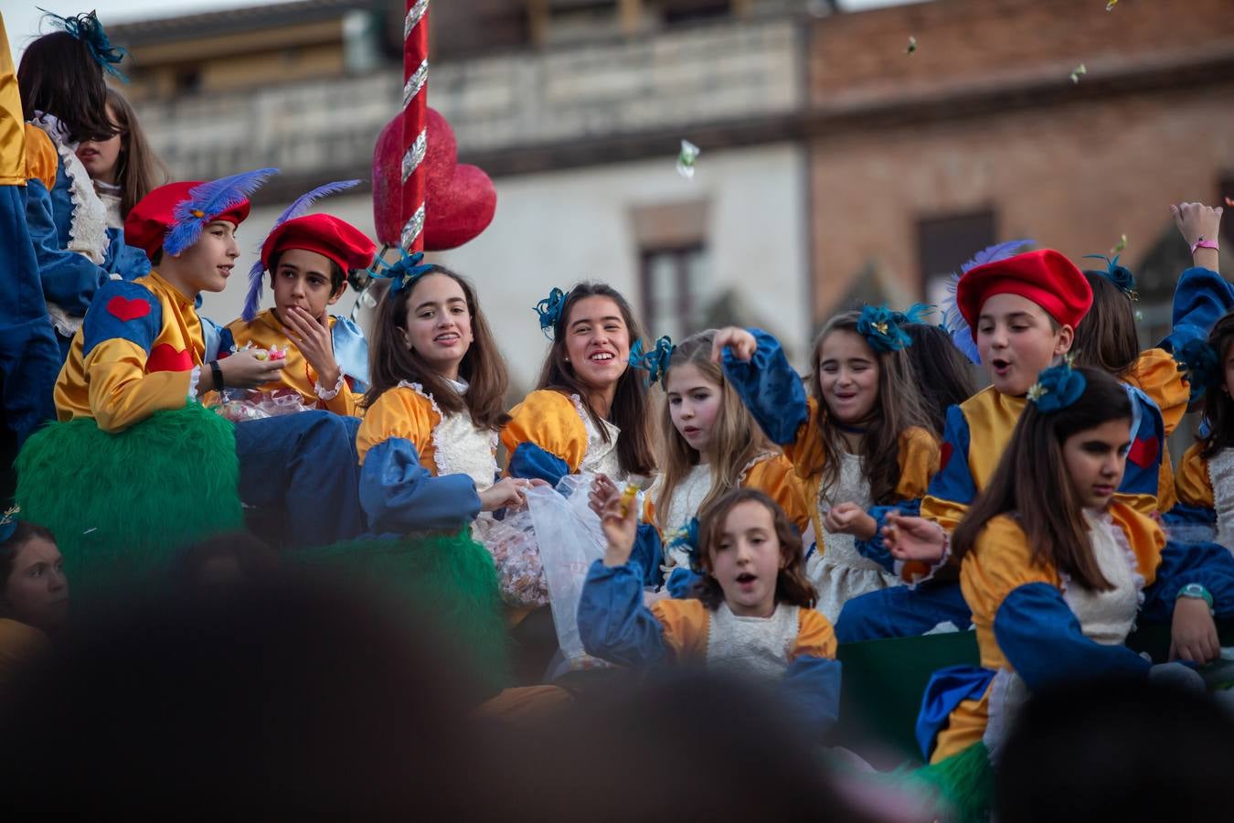 La Cabalgata de Reyes Magos de Sevilla a su paso por la Macarena, en imágenes