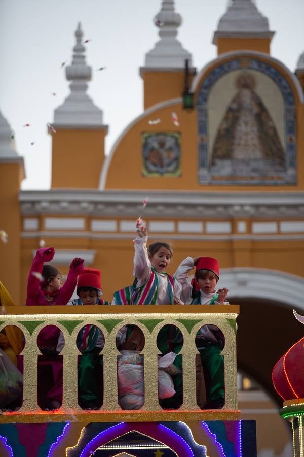 La Cabalgata de Reyes Magos de Sevilla a su paso por la Macarena, en imágenes