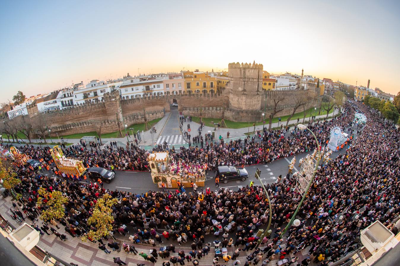 La Cabalgata de Reyes Magos de Sevilla a su paso por la Macarena, en imágenes