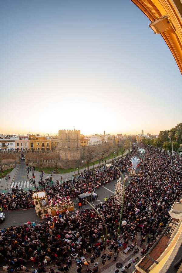 La Cabalgata de Reyes Magos de Sevilla a su paso por la Macarena, en imágenes