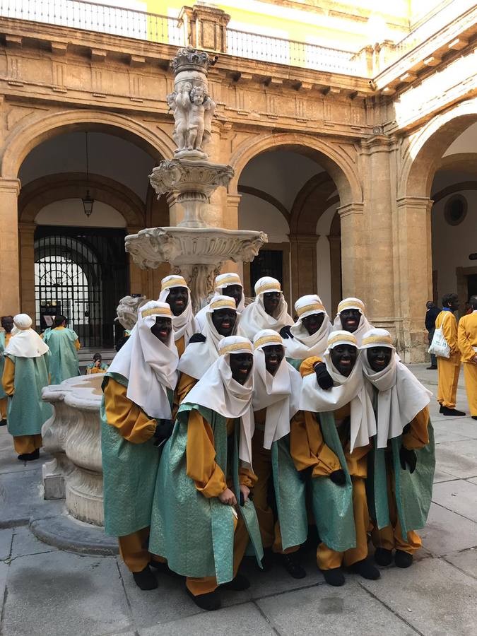 En imágenes, todos los preparativos de la Cabalgata de Reyes Magos de Sevilla en el rectorado