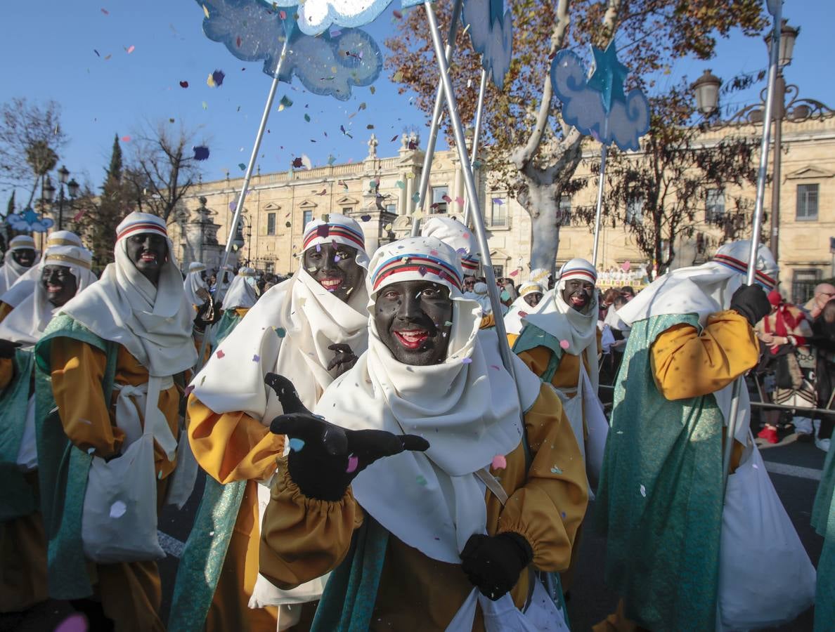 Salida de la Cabalgata de Reyes de Sevilla, en imágenes