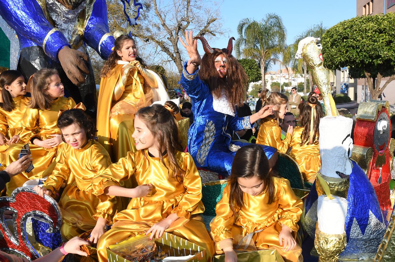 Cientos de personas acuden a la gran Cabalgata de Reyes Magos de Tomares