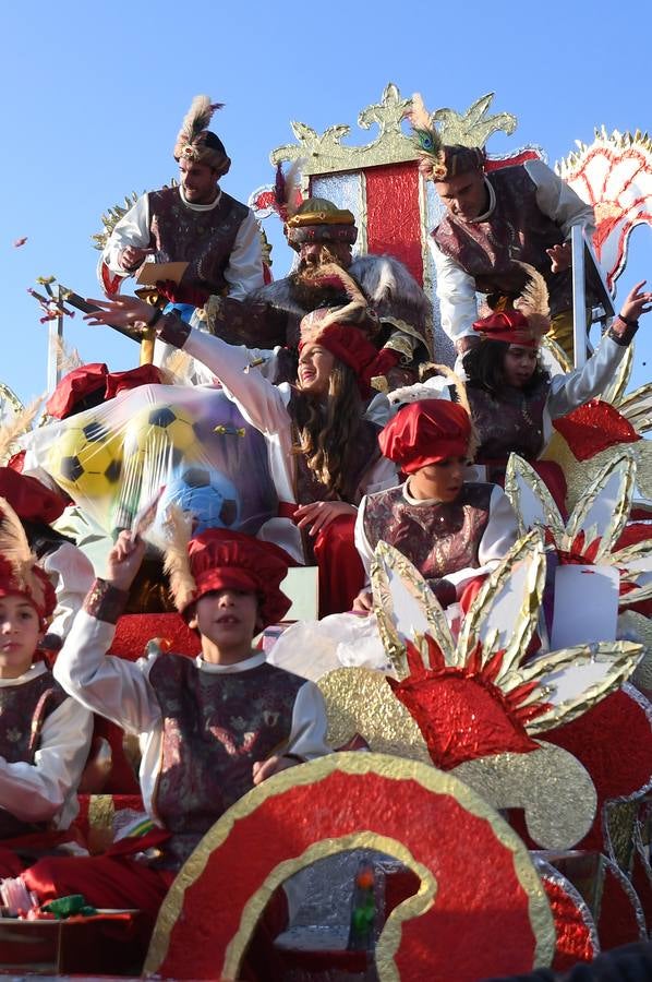 Cientos de personas acuden a la gran Cabalgata de Reyes Magos de Tomares