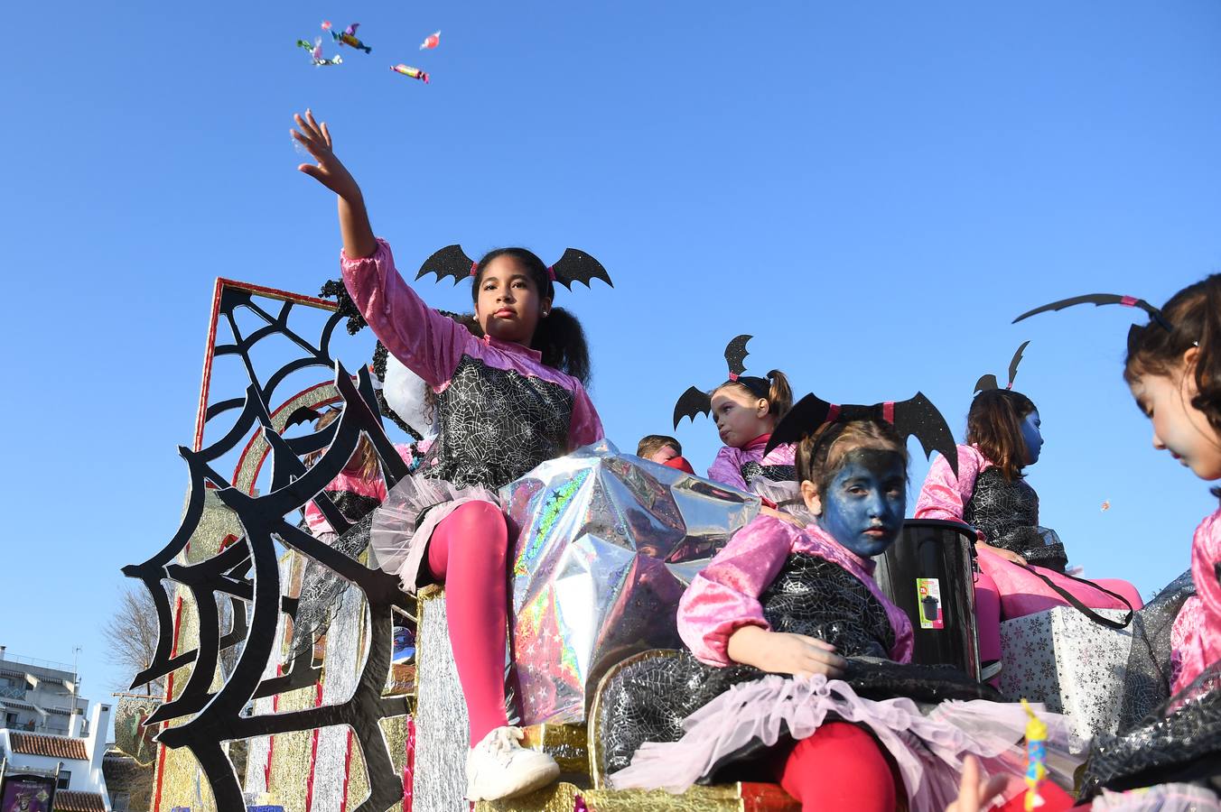 Cientos de personas acuden a la gran Cabalgata de Reyes Magos de Tomares