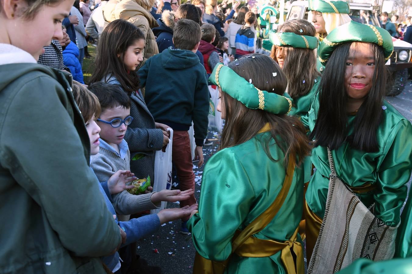 Cientos de personas acuden a la gran Cabalgata de Reyes Magos de Tomares