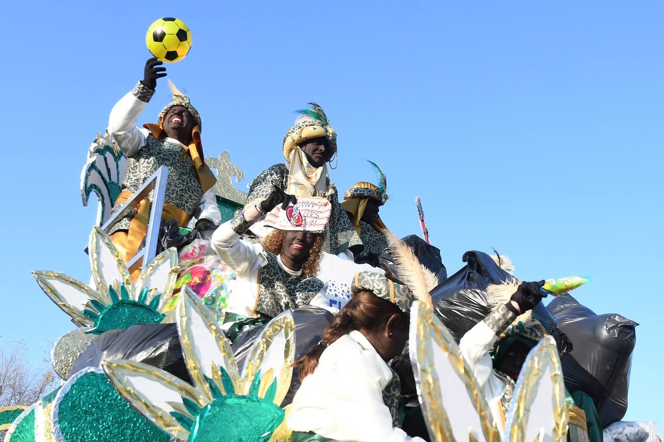 Cientos de personas acuden a la gran Cabalgata de Reyes Magos de Tomares