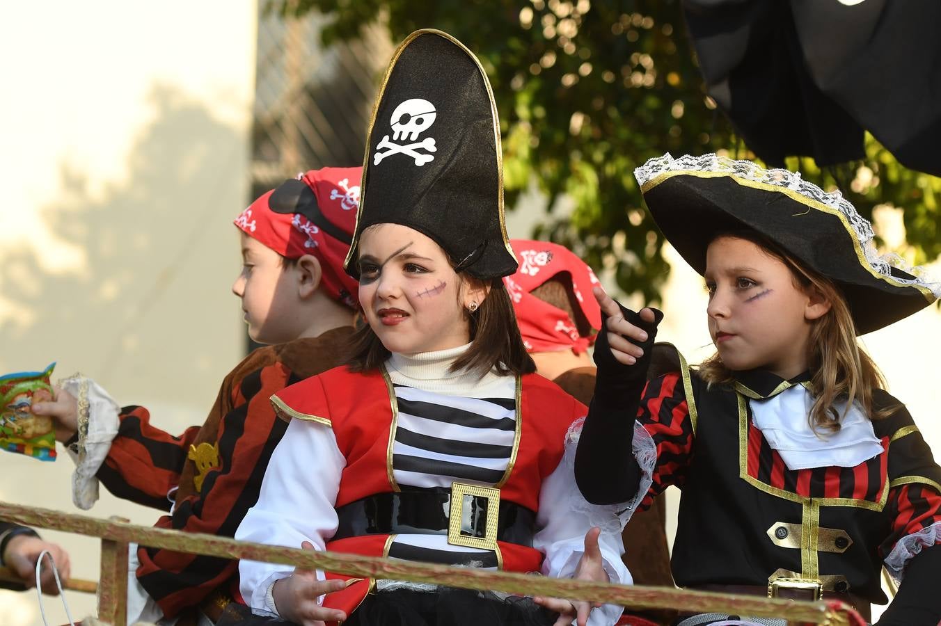 Cientos de personas acuden a la gran Cabalgata de Reyes Magos de Tomares