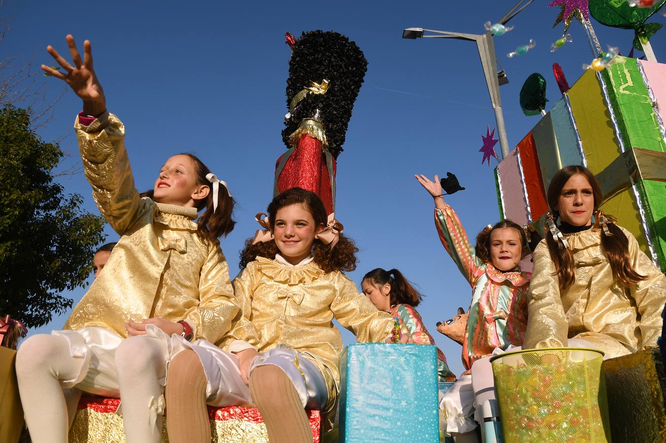 Cientos de personas acuden a la gran Cabalgata de Reyes Magos de Tomares