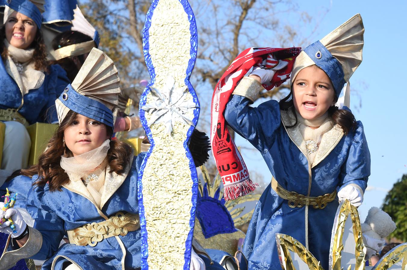 Cientos de personas acuden a la gran Cabalgata de Reyes Magos de Tomares