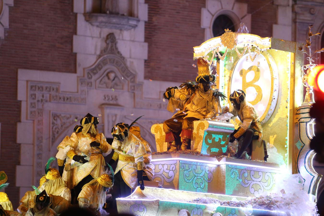 En imágenes, la Cabalgata de los Reyes Magos por Triana