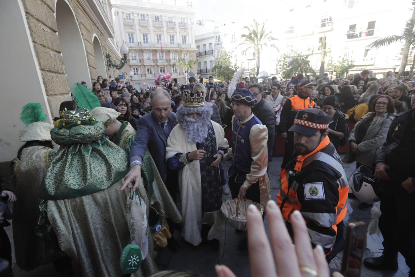 Los Reyes Magos visitan el Consistorio gaditano