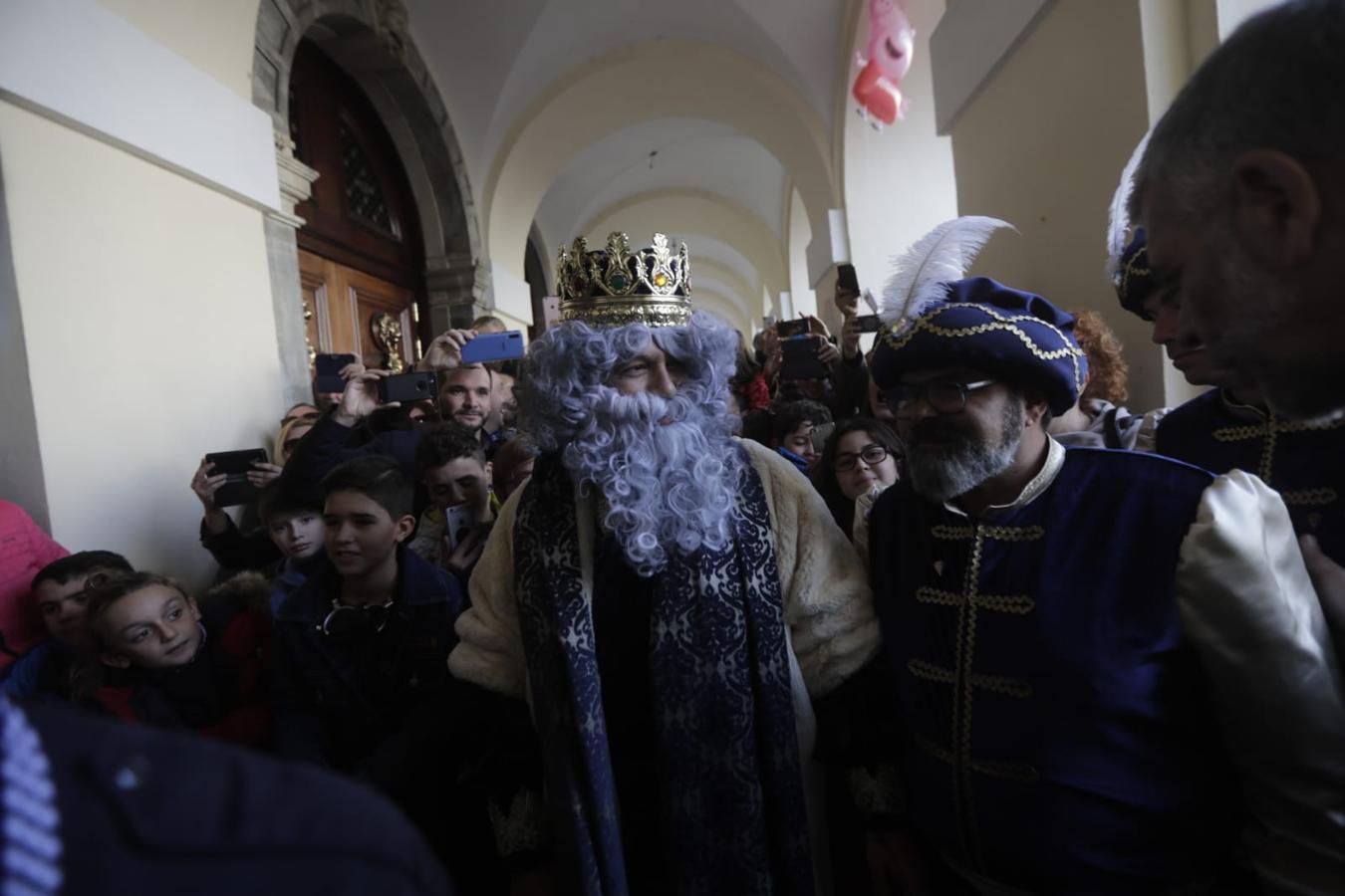 Los Reyes Magos visitan el Consistorio gaditano