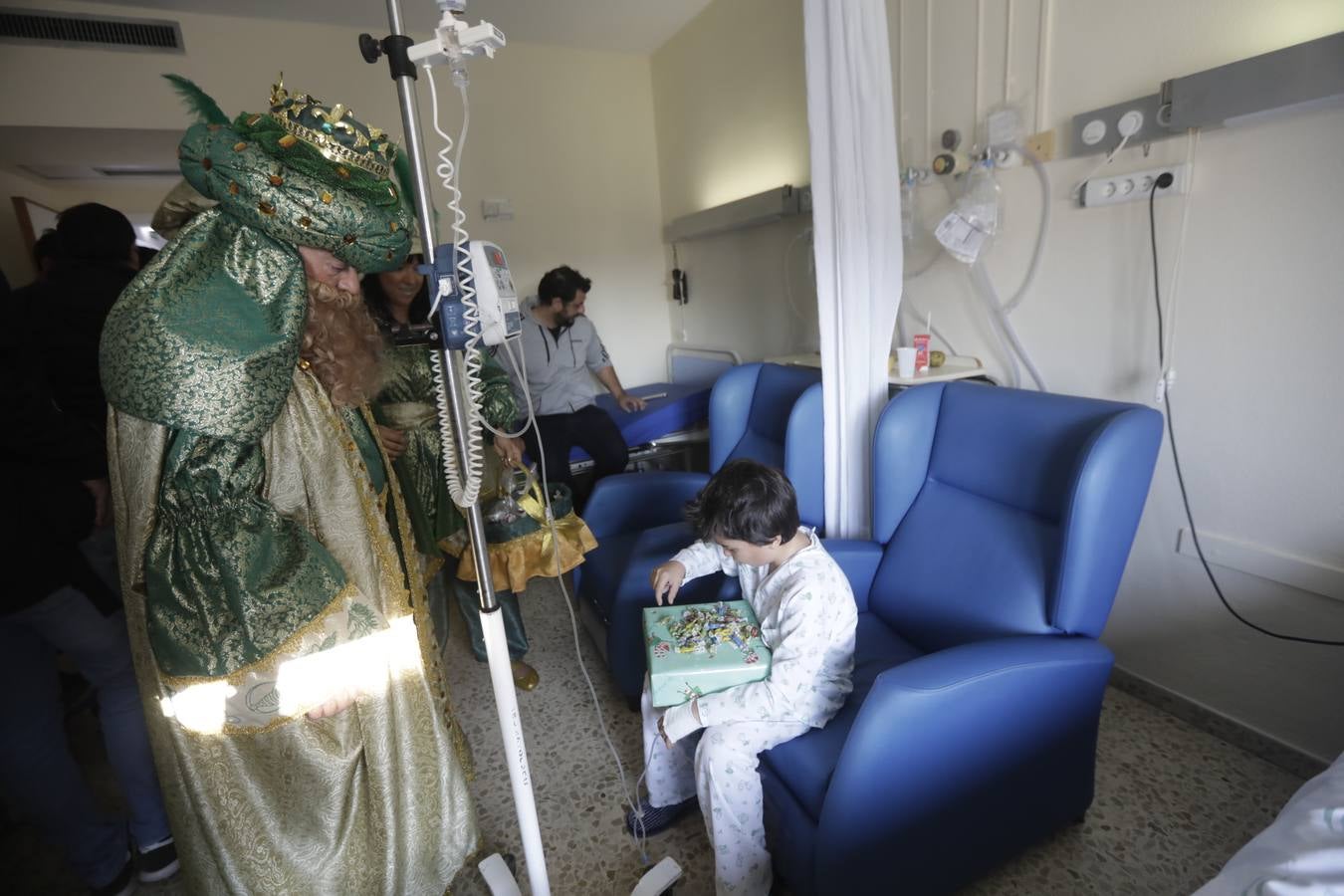 Los Reyes Magos visitan el Hospital Puerta del Mar