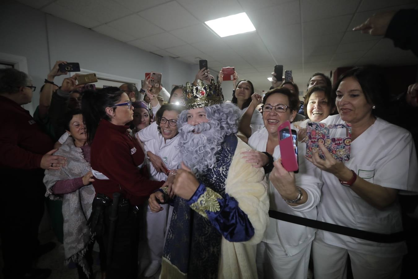 Los Reyes Magos visitan el Hospital Puerta del Mar