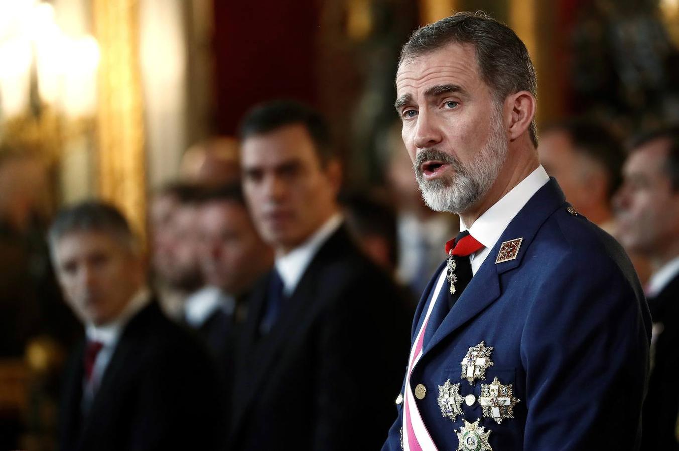 La Pascua Militar, en imágenes. El rey Felipe VI pronuncia su discurso en presencia del presidente del gobierno en funciones Pedro Sánchez (2i), y el ministro del Interior en funciones Fernando Grande Marlaska (i), durante la Pascua Militar