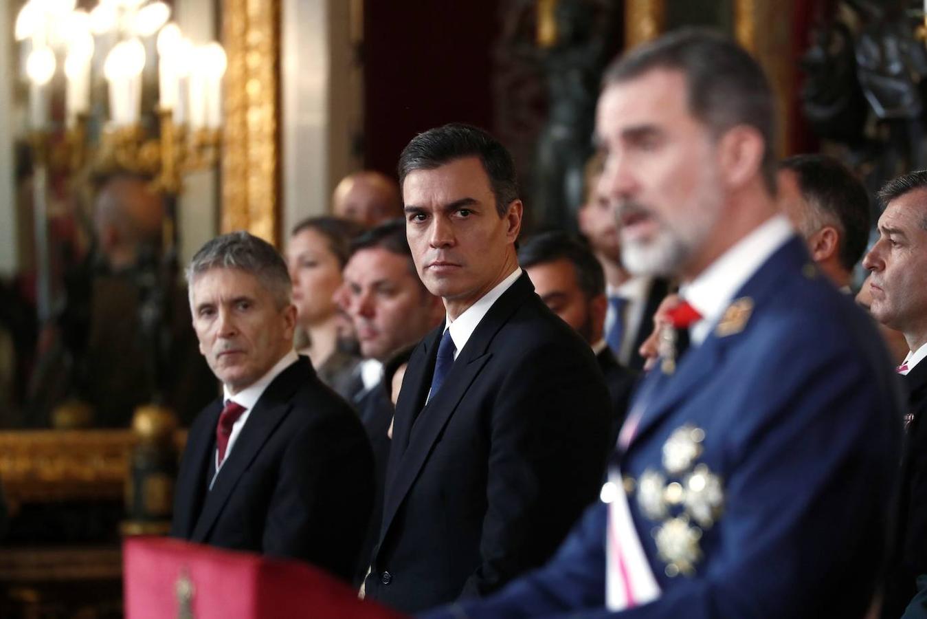 La Pascua Militar, en imágenes. El rey Felipe VI pronuncia su discurso en presencia de la reina Letizia (d), el presidente del gobierno en funciones Pedro Sánchez (3i), la ministra de Defensa y Asuntos Exteriores en funciones Margarita Robles (2i), y el ministro del Interior en funciones Fernando Grande Marlaska (i)