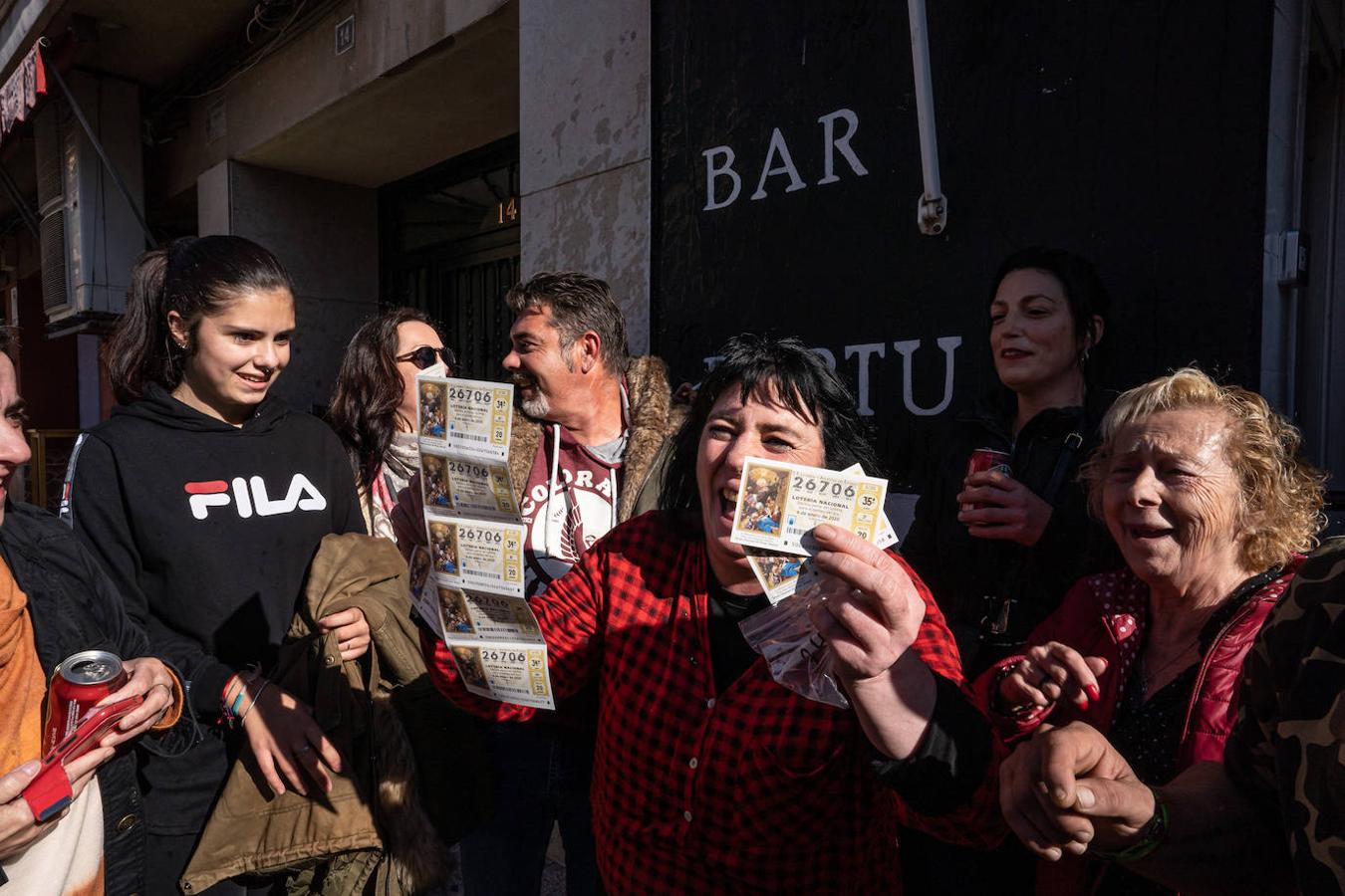 Celebración en el bar Portu, en Valencia, del Tercer Premio de la Lotería del Niño. 