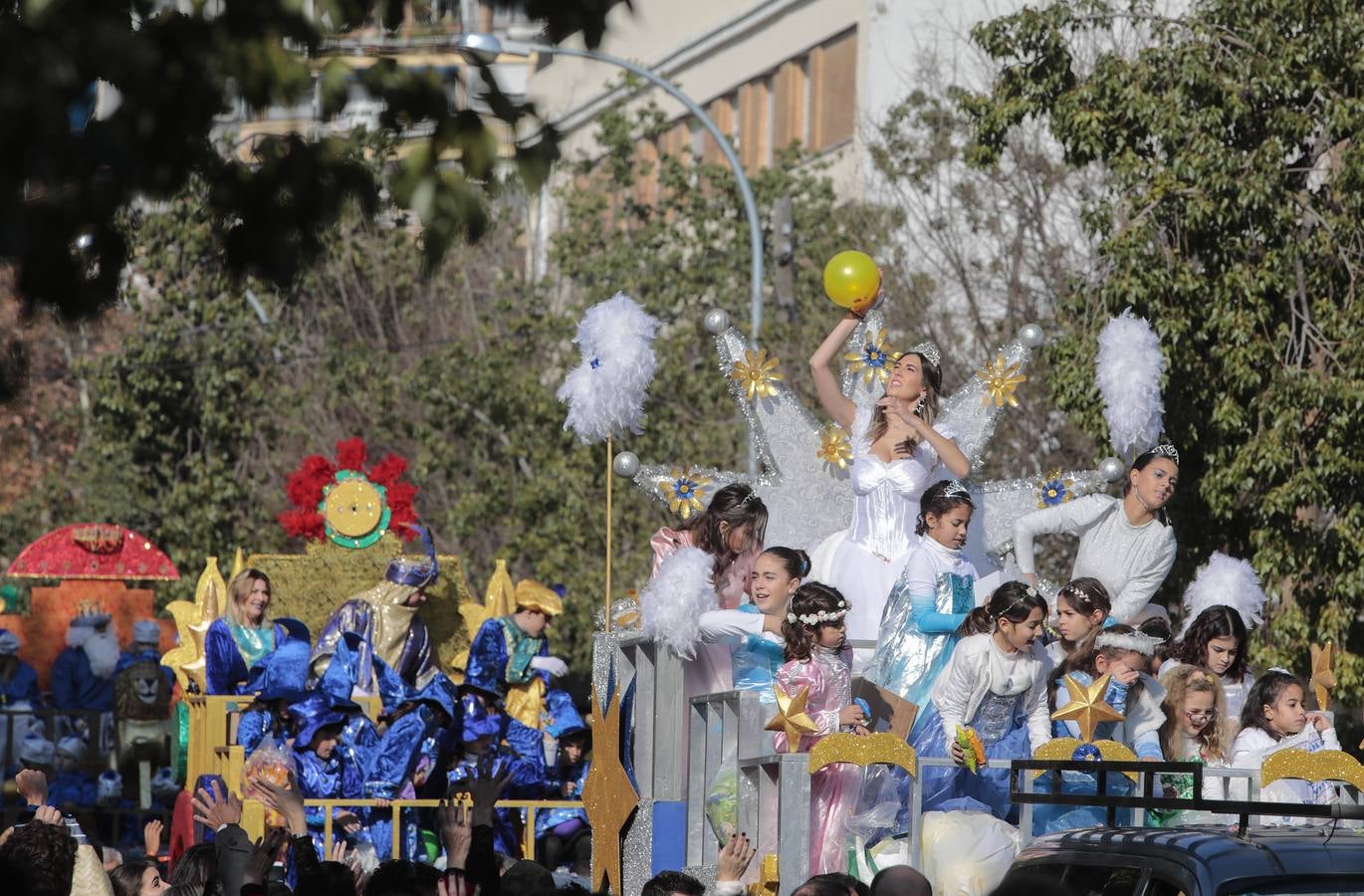 Melchor, Gaspar y Baltasar extienden su magia a los barrios de Sevilla con 22 cabalgatas