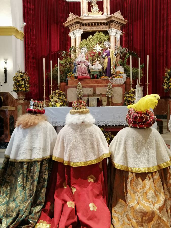 Los Reyes Magos rezando en la parroquia de Constantina