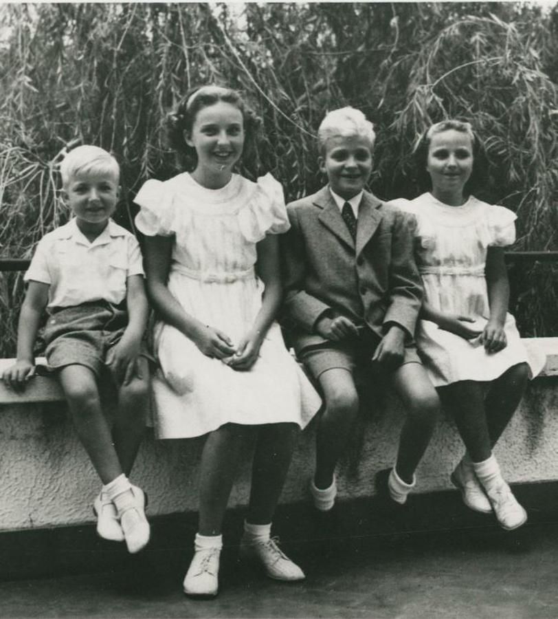Junto a sus hermanos, en 1946