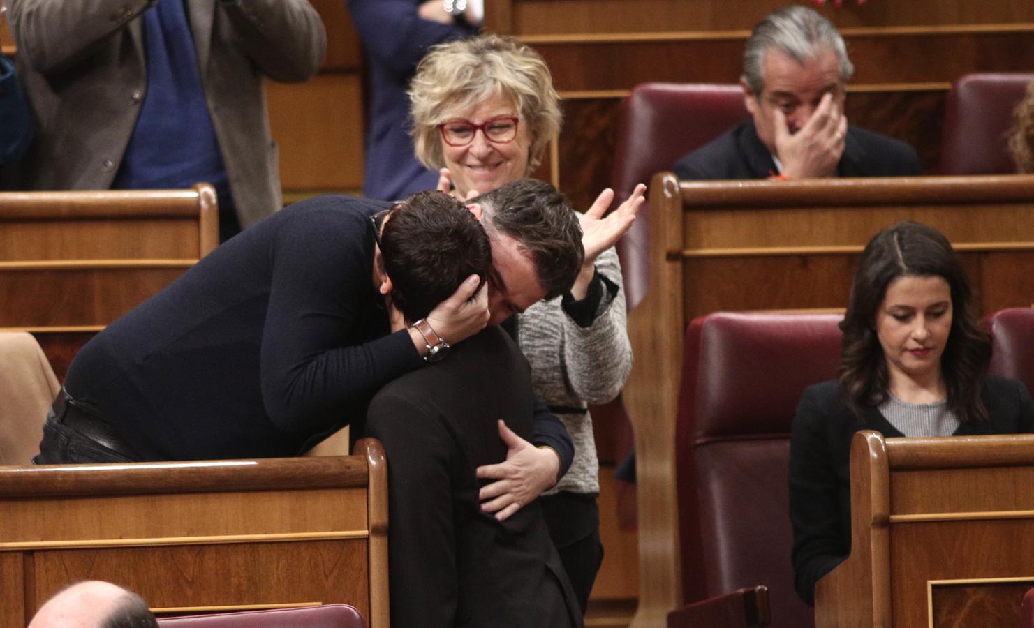 La diputada del ERC y hermana de una de las presas del Procés (Dolors Bassa), Montserrat Bassa, abraza al portavoz adjunto de Esquerra Republicana (ERC), Gabriel Rufián, tras su intervención. 