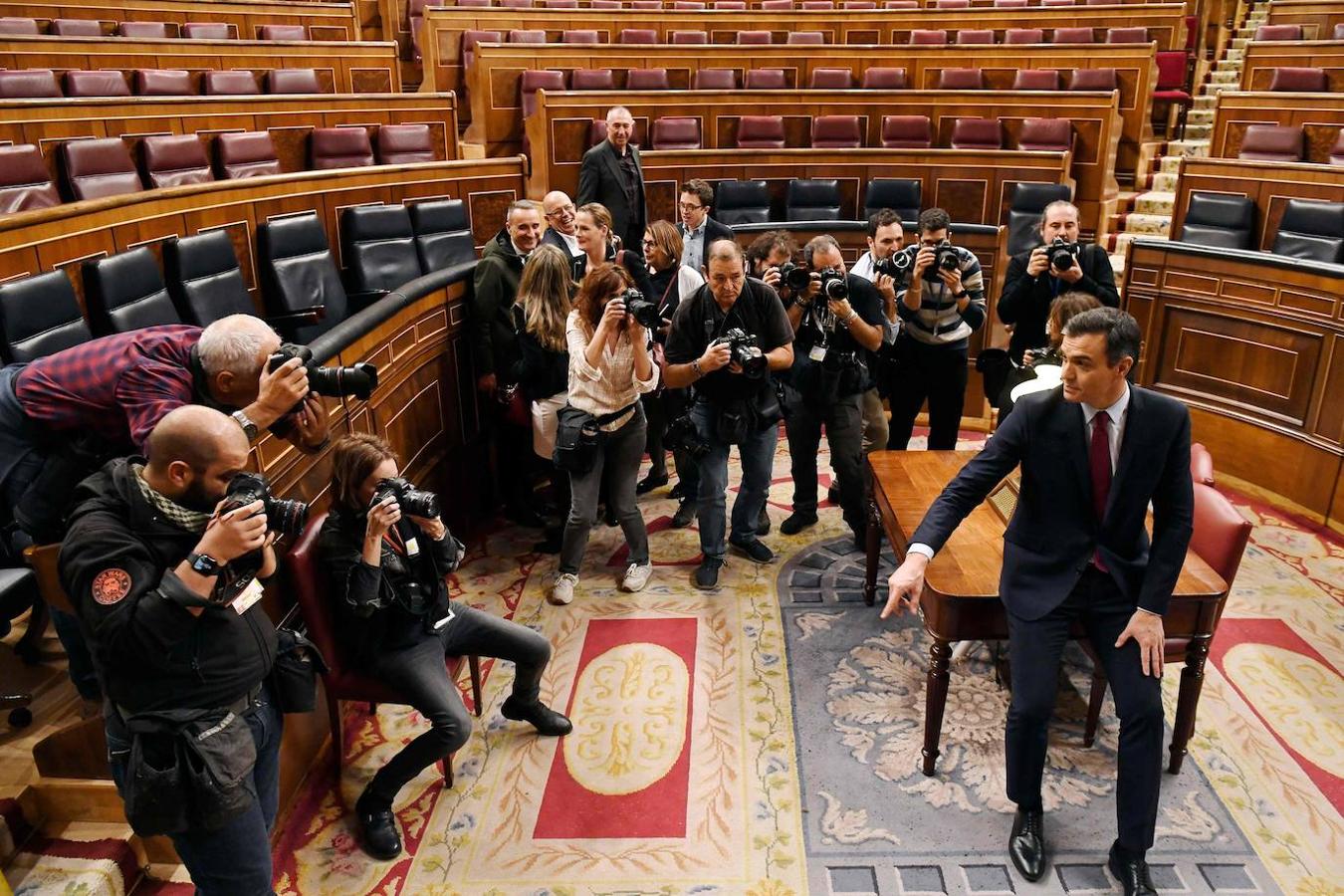 La imágenes más curiosas del debate de investidura de Pedro Sánchez