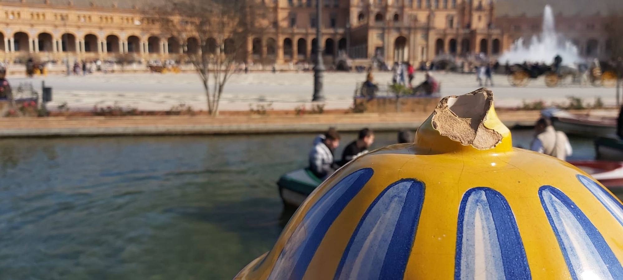 Desperfectos causados por nuevos actos vandálicos en la Plaza de España