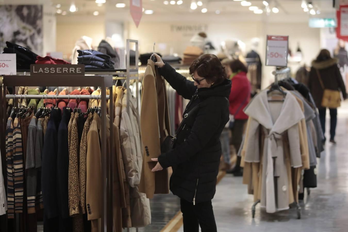 En imágenes: las rebajas de invierno arrancan en Sevilla