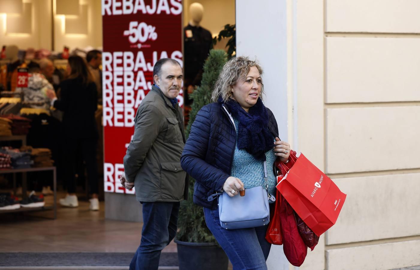 El primer día de rebajas de invierno en Córdoba, en imágenes