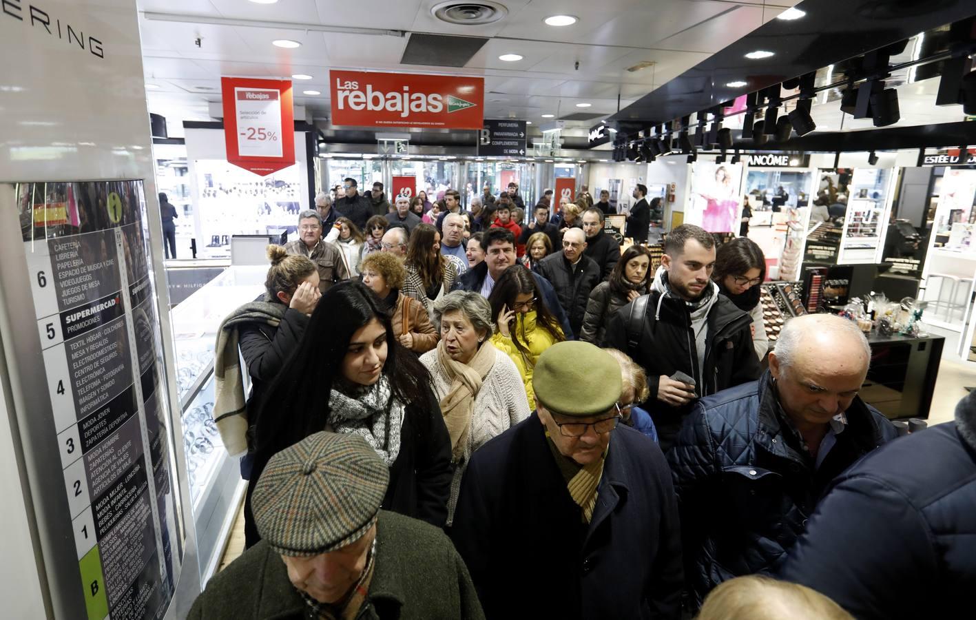 El primer día de rebajas de invierno en Córdoba, en imágenes