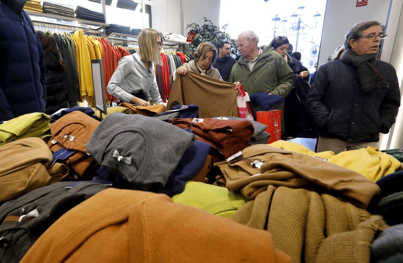 El primer día de rebajas de invierno en Córdoba, en imágenes