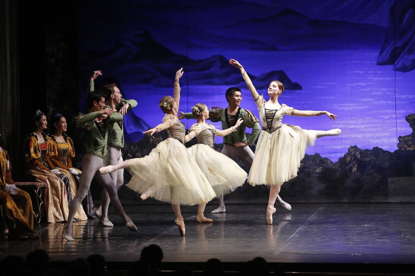 «El lago de los cisnes» en el Gran Teatro de Córdoba, en imágenes