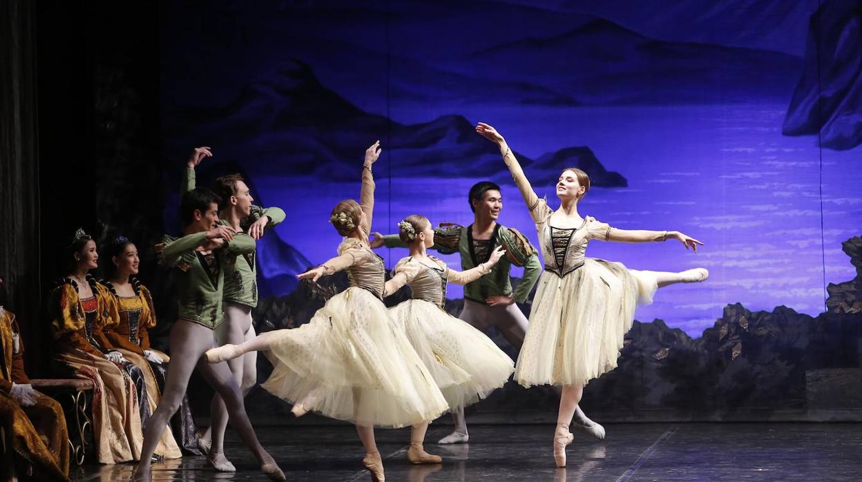 «El lago de los cisnes» en el Gran Teatro de Córdoba, en imágenes