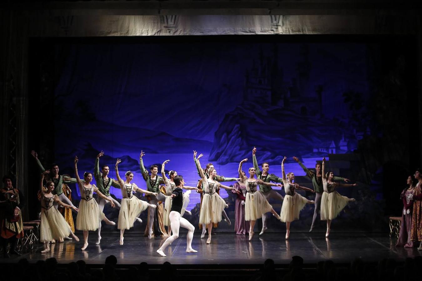 «El lago de los cisnes» en el Gran Teatro de Córdoba, en imágenes