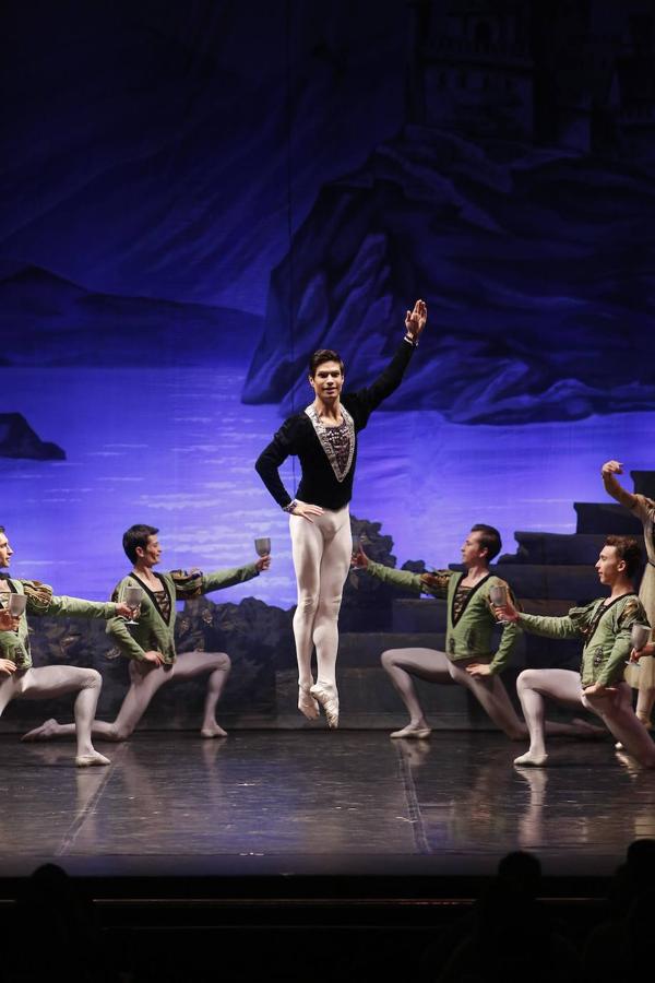 «El lago de los cisnes» en el Gran Teatro de Córdoba, en imágenes